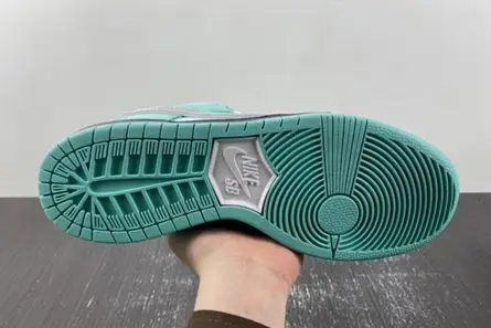 Compact 3612 Concepts x TIFFANY CO. x Nike SB Dunk Low BV1310-402 