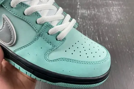 Compact 3612 Concepts x TIFFANY CO. x Nike SB Dunk Low BV1310-402 