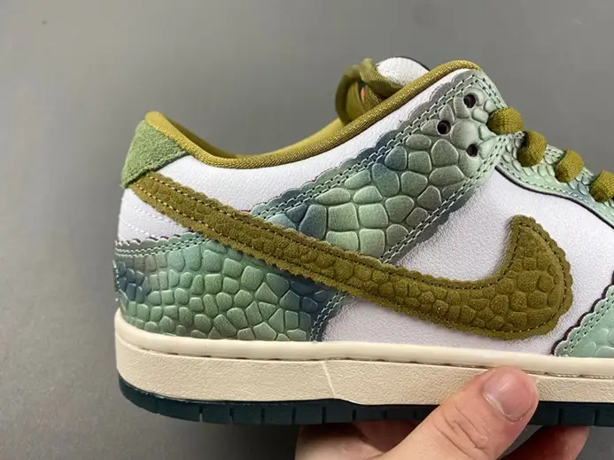 DailyWear 5040 Nike SB Dunk Low Alexis Sablone Chameleon  HJ3386-300 