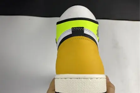 Minimalist 8871 Air Jordan 1 High OG “University Gold” 555088-118 