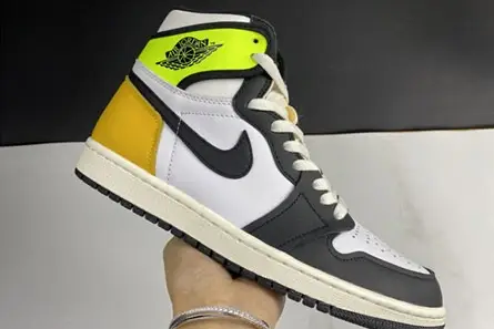 Minimalist 8871 Air Jordan 1 High OG “University Gold” 555088-118 