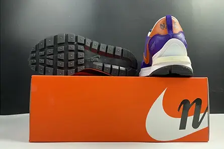 Sleek 2224 sacai x Nike VaporWaffle Dark Iris DD1875-500 