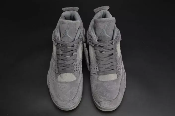Vibrant 279 KAWS x Air Jordan 4 