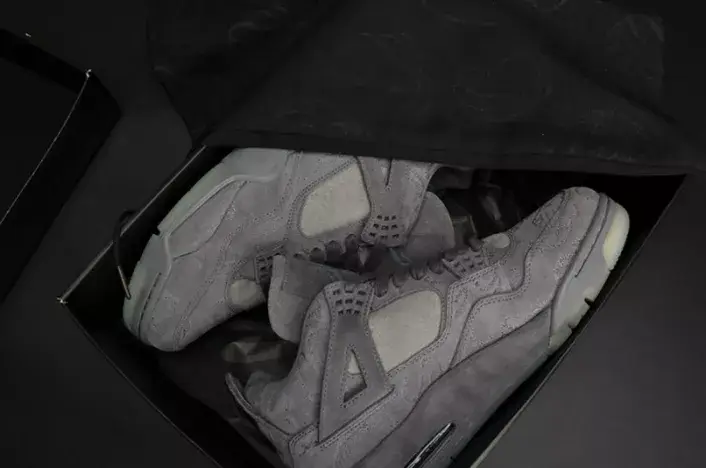 Vibrant 279 KAWS x Air Jordan 4 