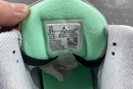 Vibrant 8373 Jordan 3 Retro Green Glow CT8532-031 